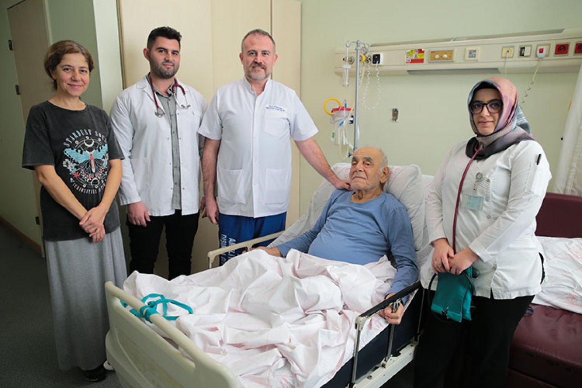 Antalya da 85 yaşındaki hastanın kalp ameliyatı tıp literatürüne girdi #2