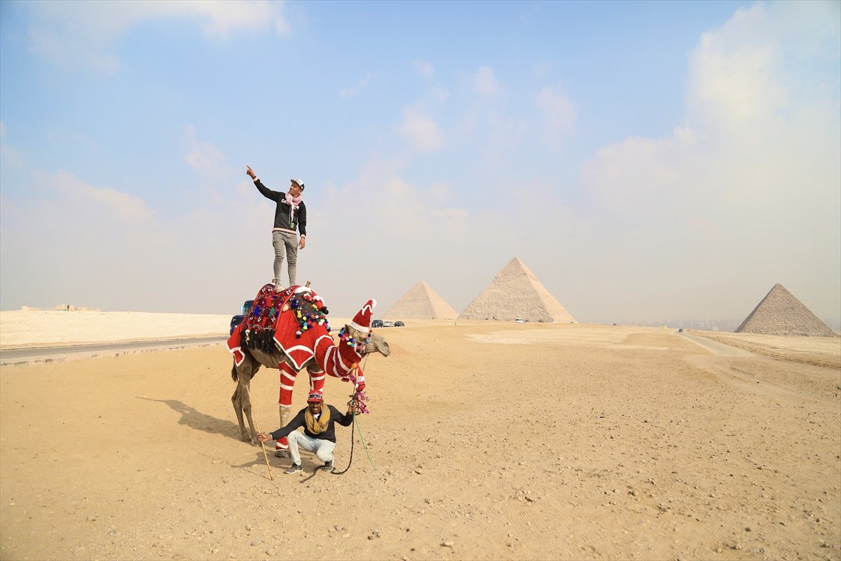 Mısır da deveye Noel baba kıyafeti giydirildi #2