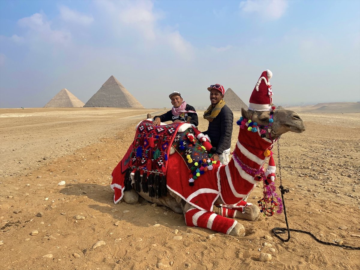 Mısır da deveye Noel baba kıyafeti giydirildi #1