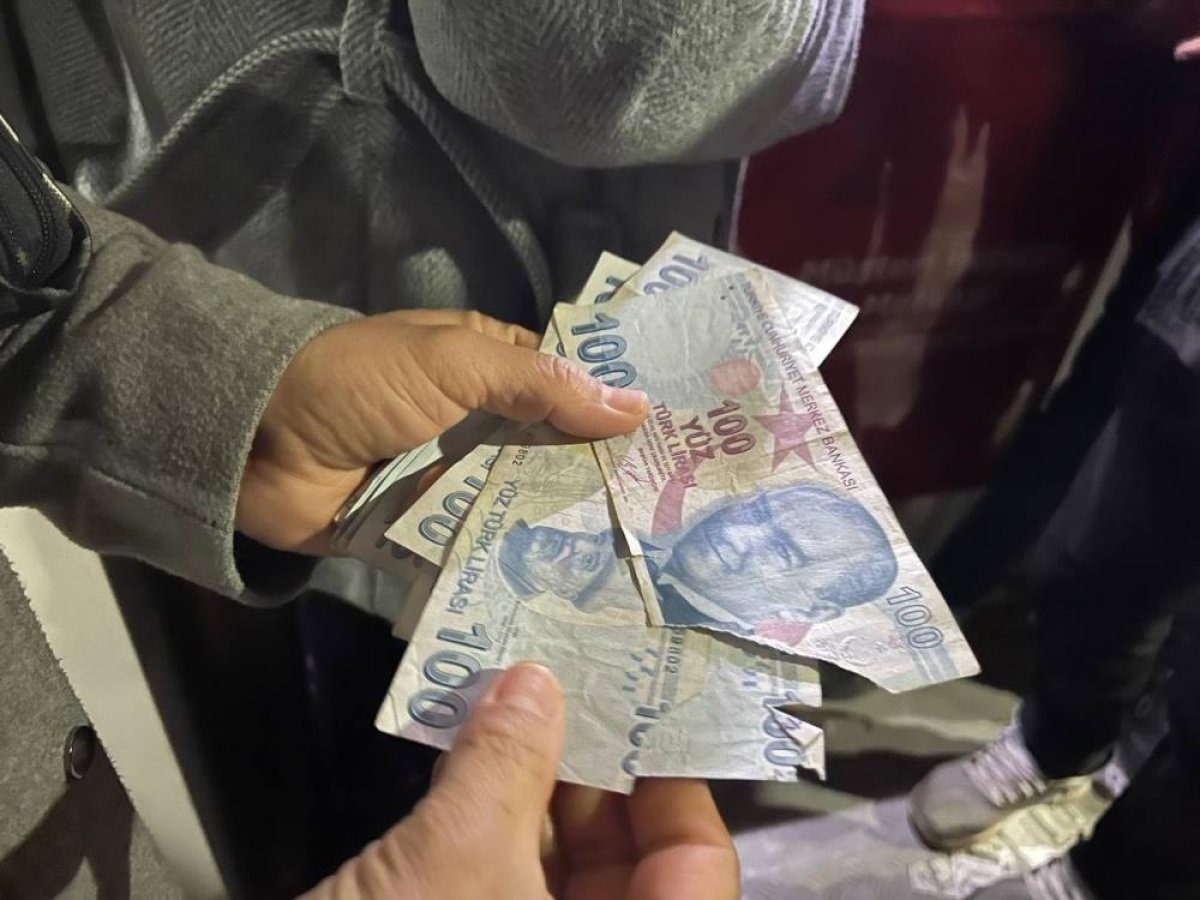 Şanlıurfa da ATM’den çekilen paralar yırtık çıktı #1
