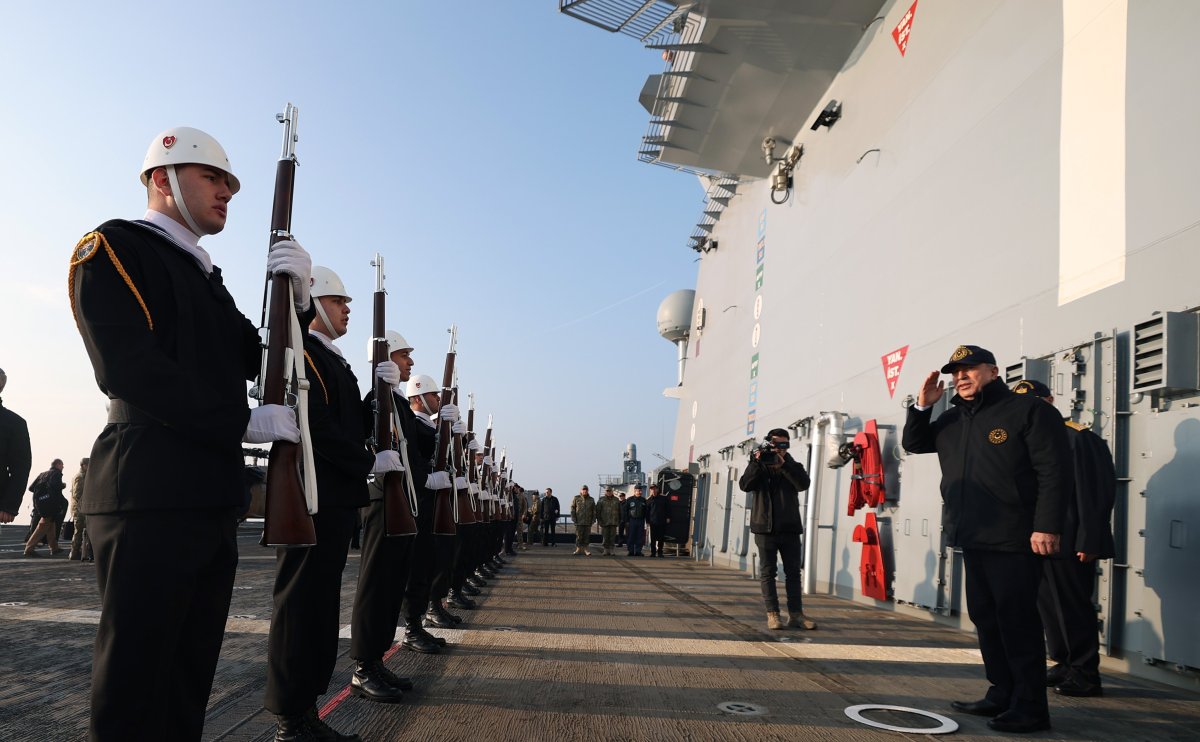 Hulusi Akar, Türkiye nin en büyük savaş gemisini inceledi #9