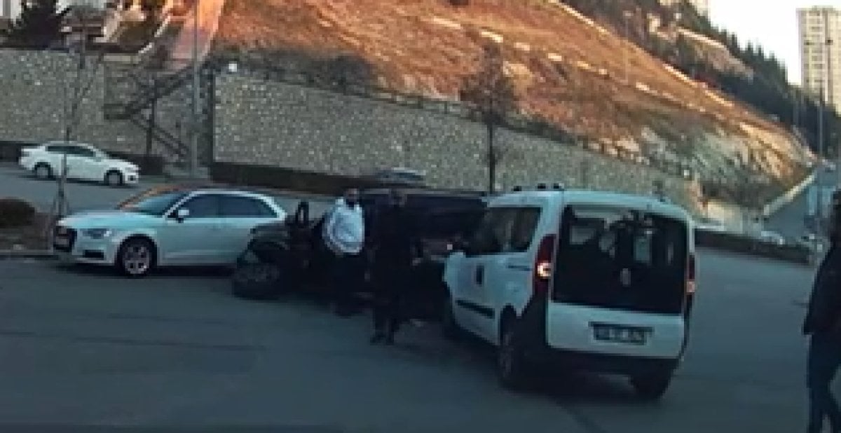 Ankara da hafif ticari araç, cipe çarptı #4