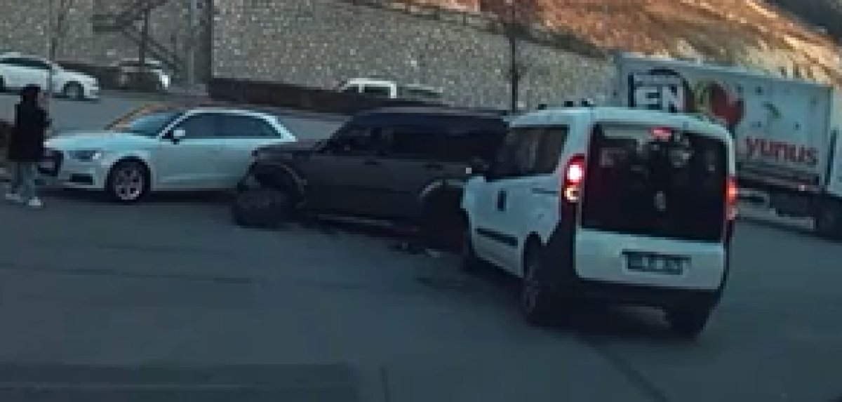 Ankara da hafif ticari araç, cipe çarptı #3