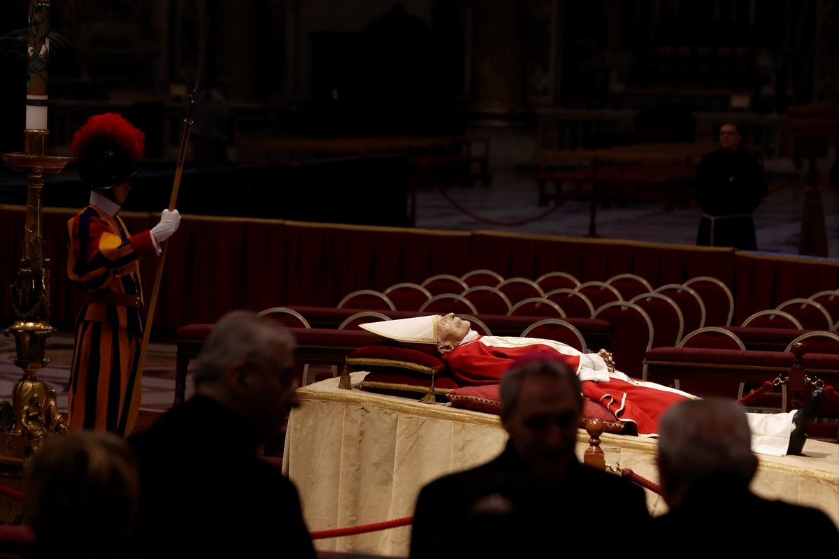 Papa 16. Benediktus un naaşı ziyaret ediliyor #4