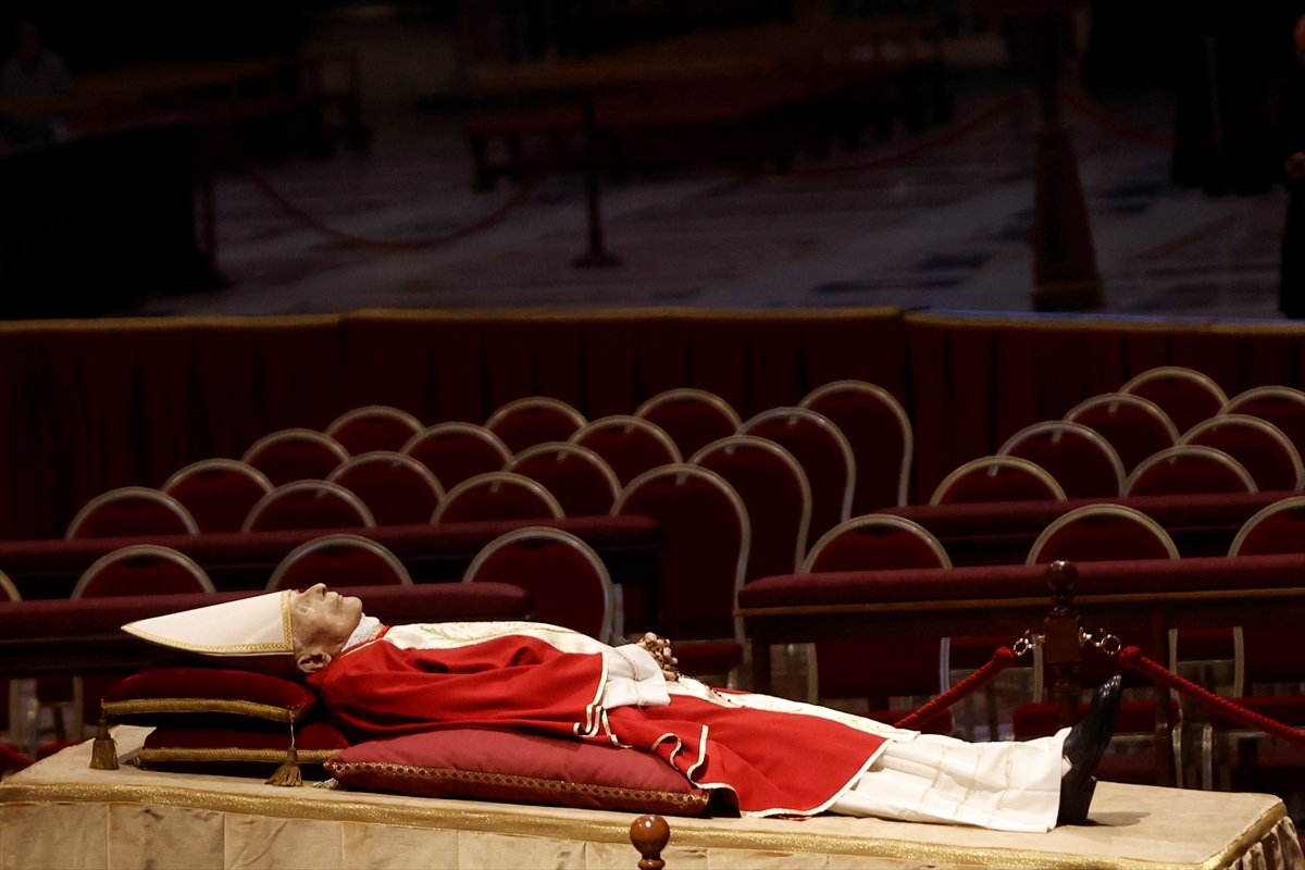 Papa 16. Benediktus un naaşı ziyaret ediliyor #15
