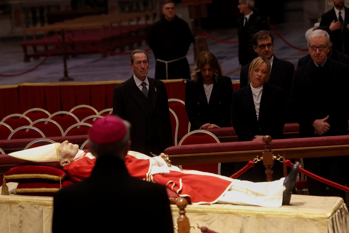Papa 16. Benediktus un naaşı ziyaret ediliyor #16