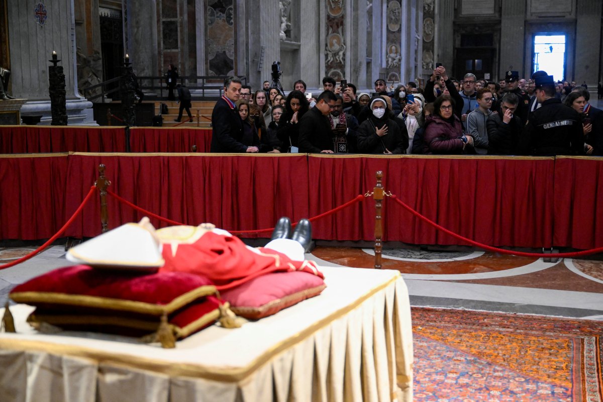 Papa 16. Benediktus un naaşı ziyaret ediliyor #10