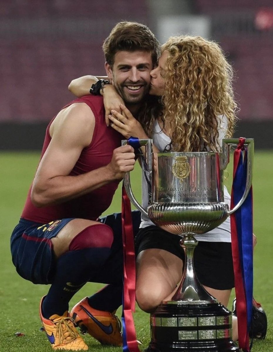 Pique detail in Shakira's new year message #3