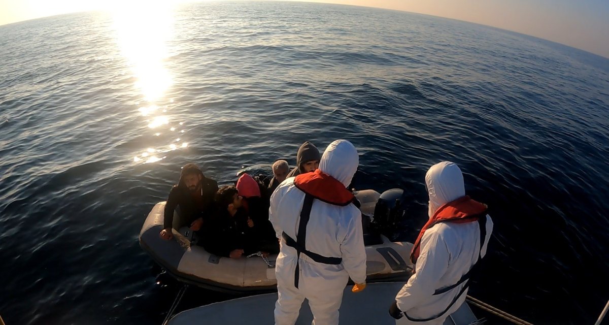 Balıkesir de 6 göçmen kurtarıldı 24 göçmen yakalandı #1