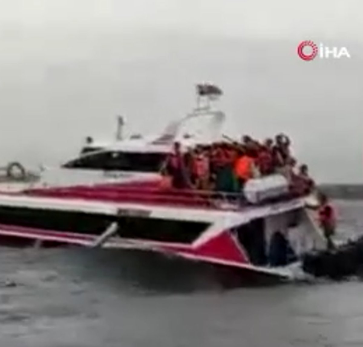 Endonezya da batan teknede can pazarı: Turistler suya atladı #1