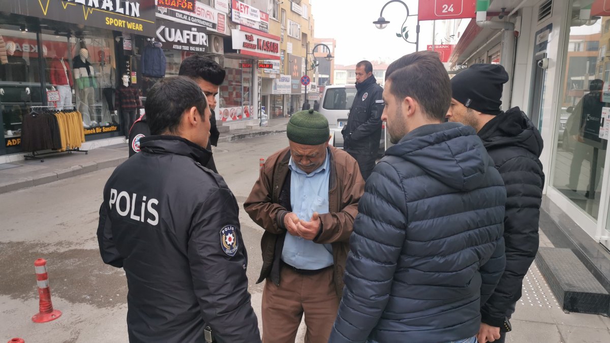 Aksaray da yaşlı adamı 77 bin 300 lira dolandırdılar #1