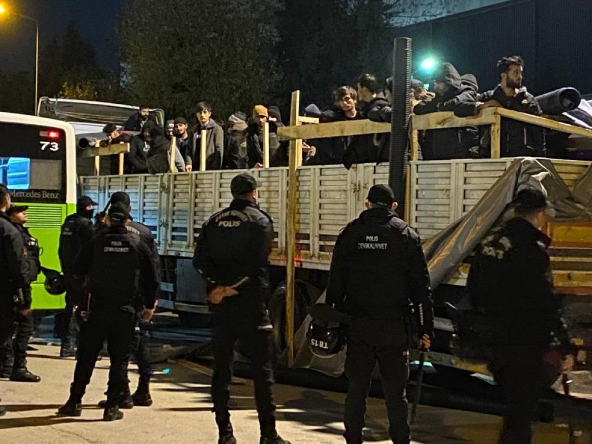 Kocaeli de tırın dorsesinden 150 düzensiz göçmen çıktı #5