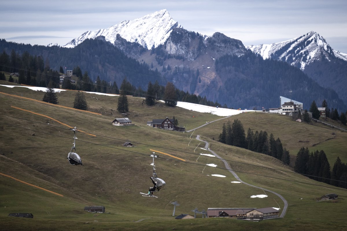 Avrupa da yağmayan kar yağışı sonucu kayak merkezleri kapatıldı #4