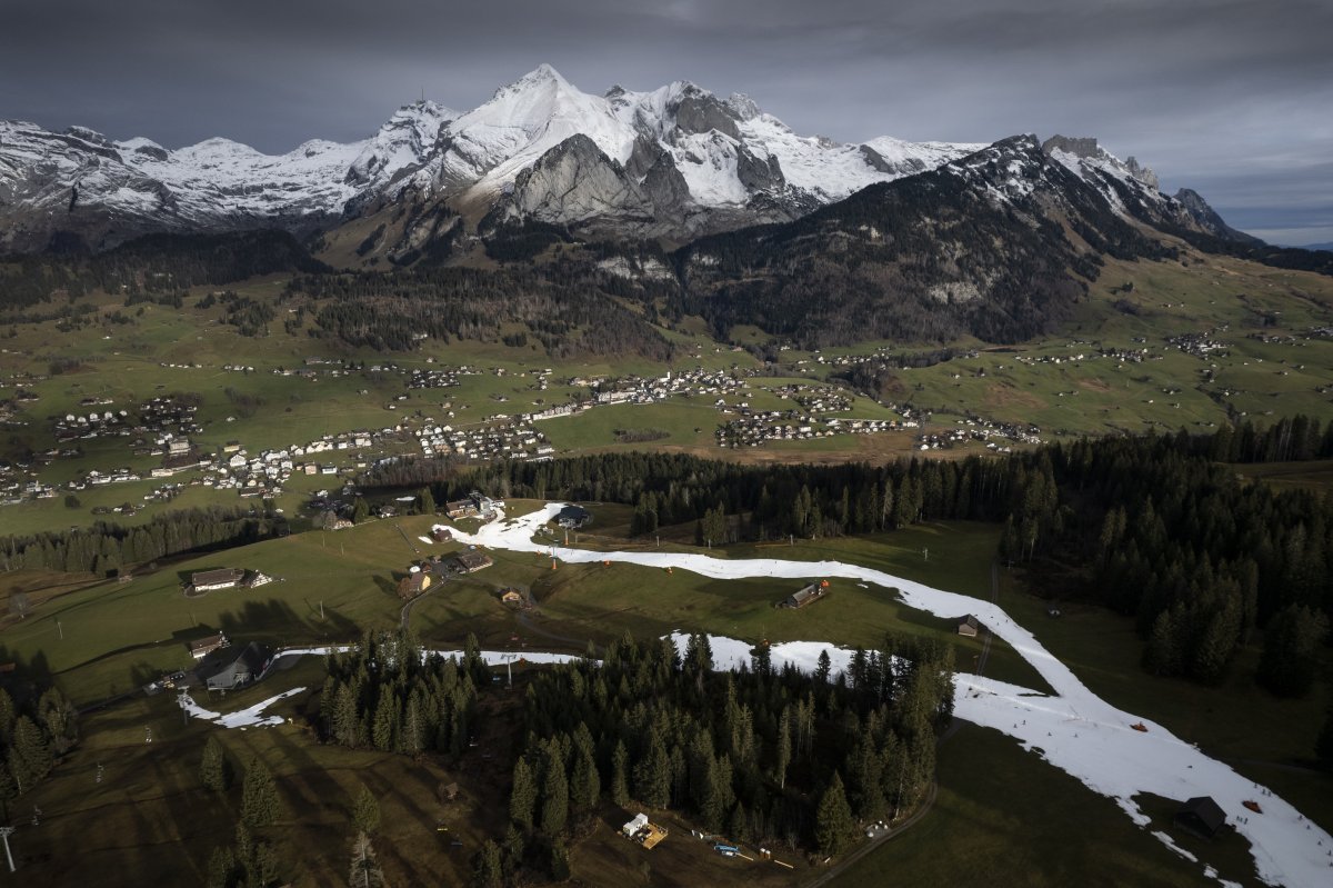 Avrupa da yağmayan kar yağışı sonucu kayak merkezleri kapatıldı #7