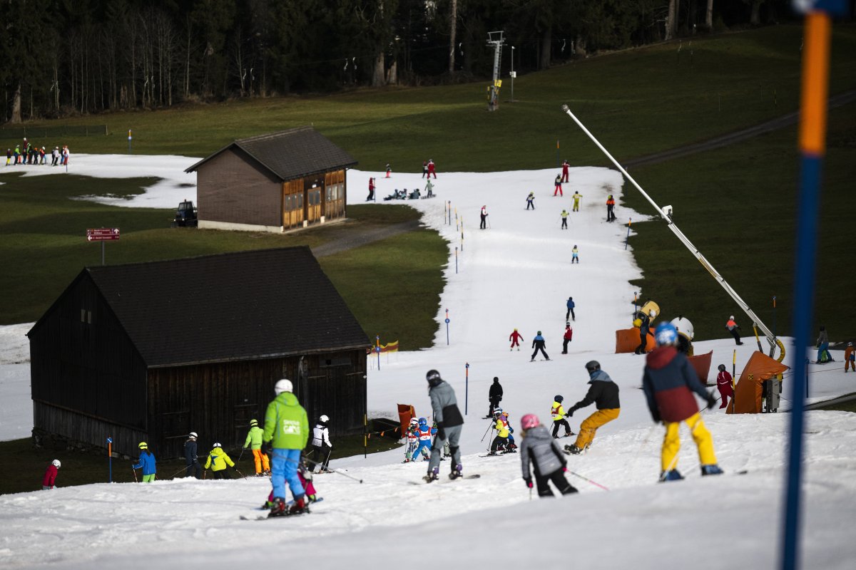 Avrupa da yağmayan kar yağışı sonucu kayak merkezleri kapatıldı #2