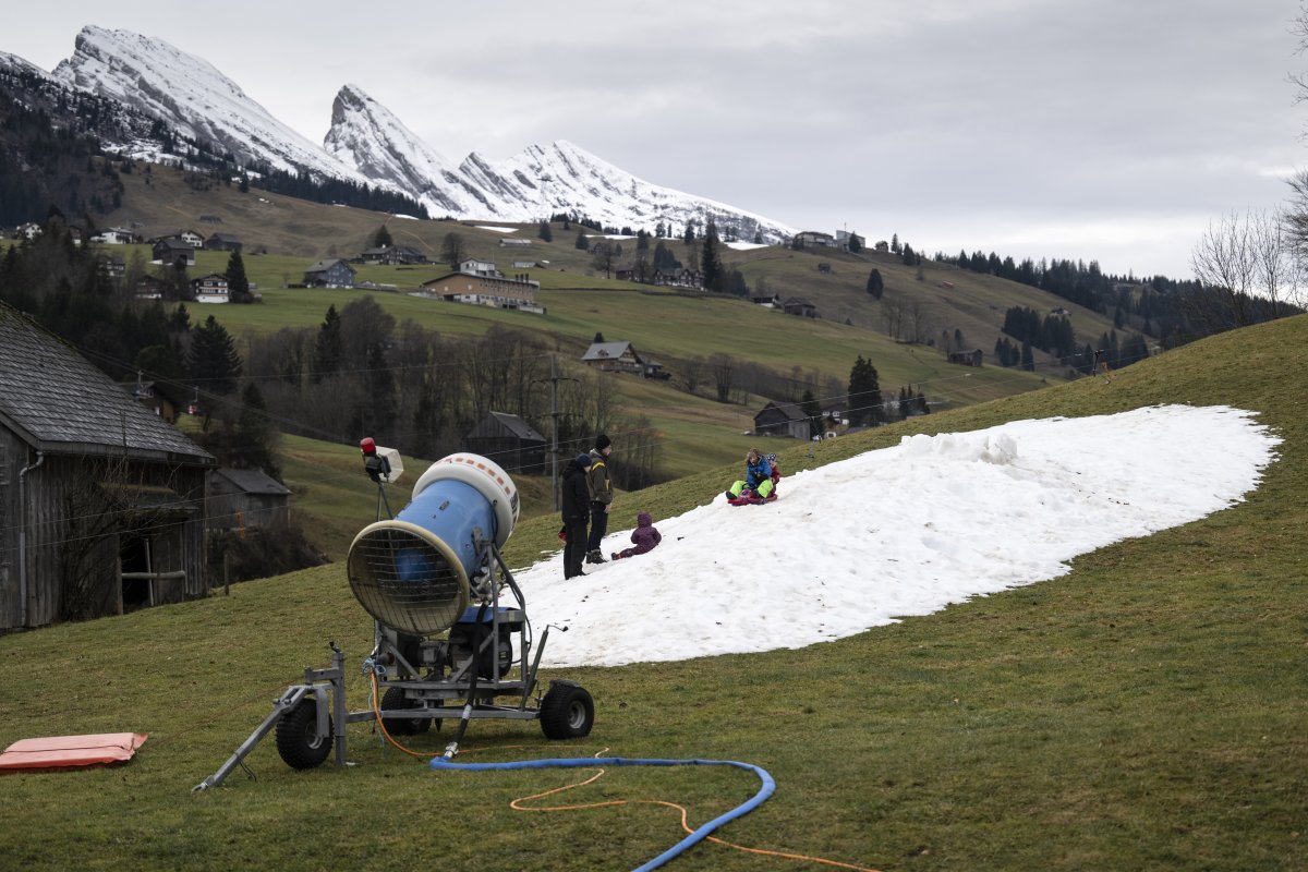 Avrupa da yağmayan kar yağışı sonucu kayak merkezleri kapatıldı #3