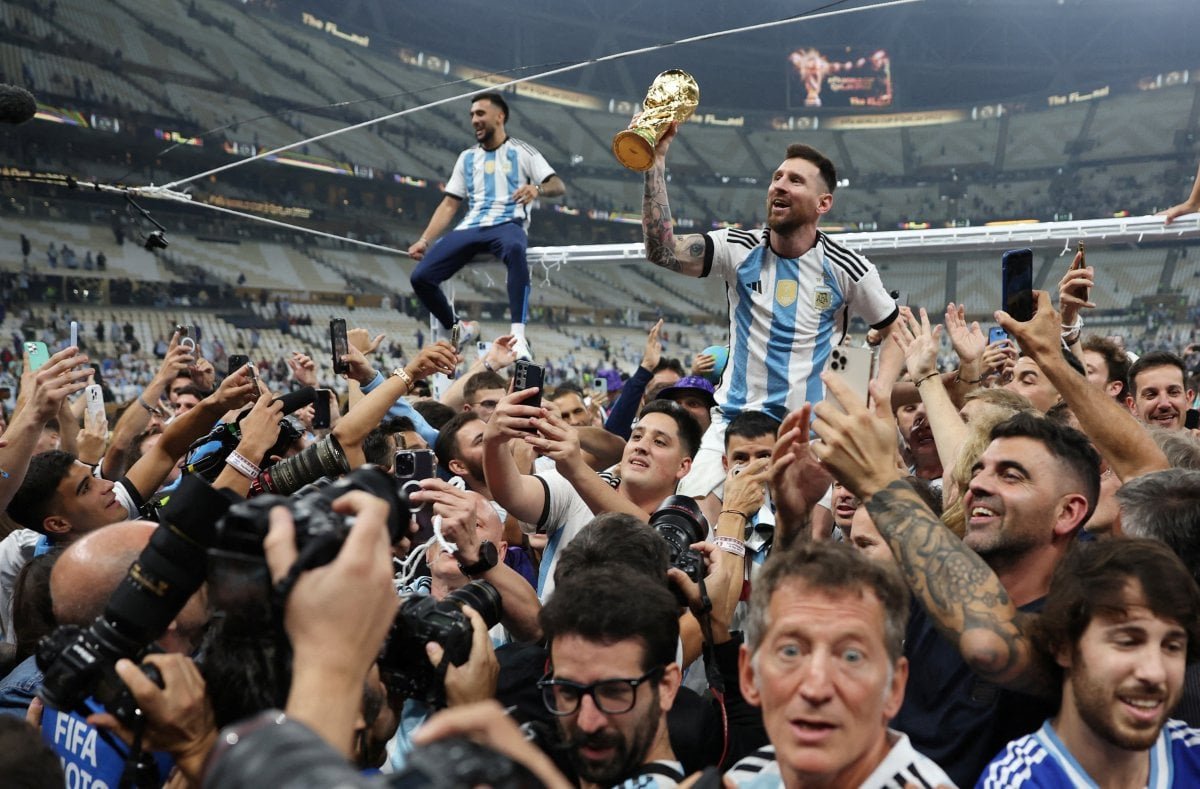 Lionel Messi nin kaldırdığı kupa sahte çıktı #2