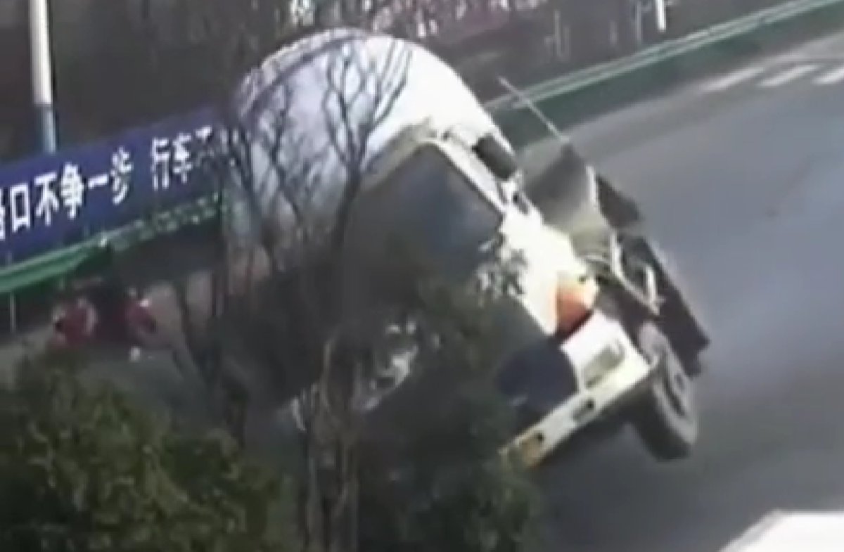 Çin’de motosiklet, beton mikserinin altında kalmaktan saniyelerle kurtuldu  #1