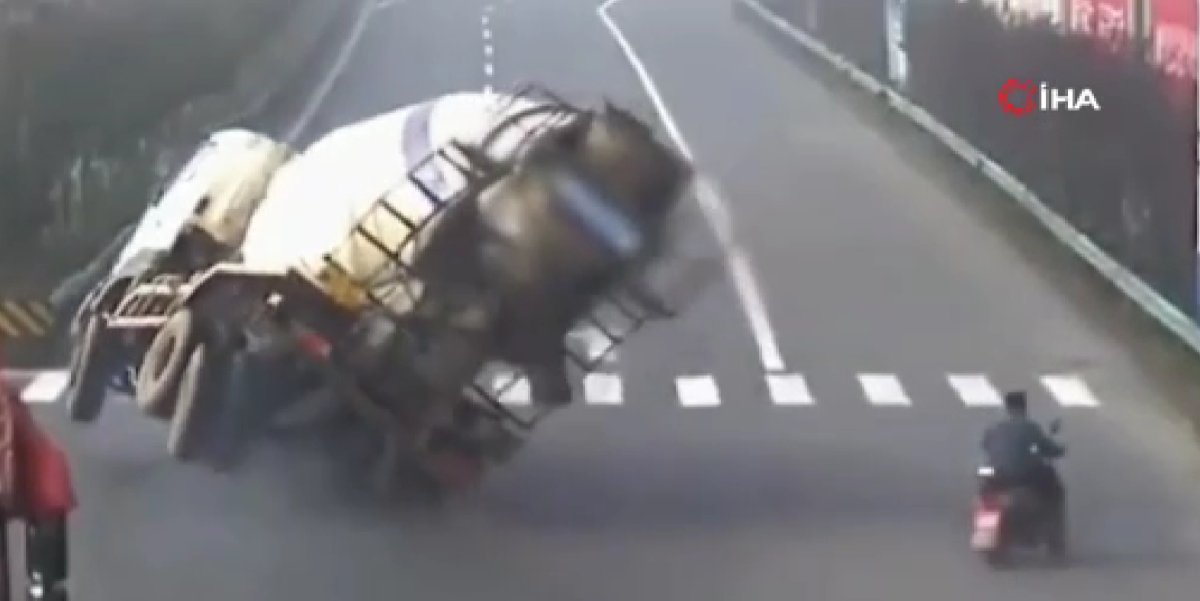 Çin’de motosiklet, beton mikserinin altında kalmaktan saniyelerle kurtuldu  #2