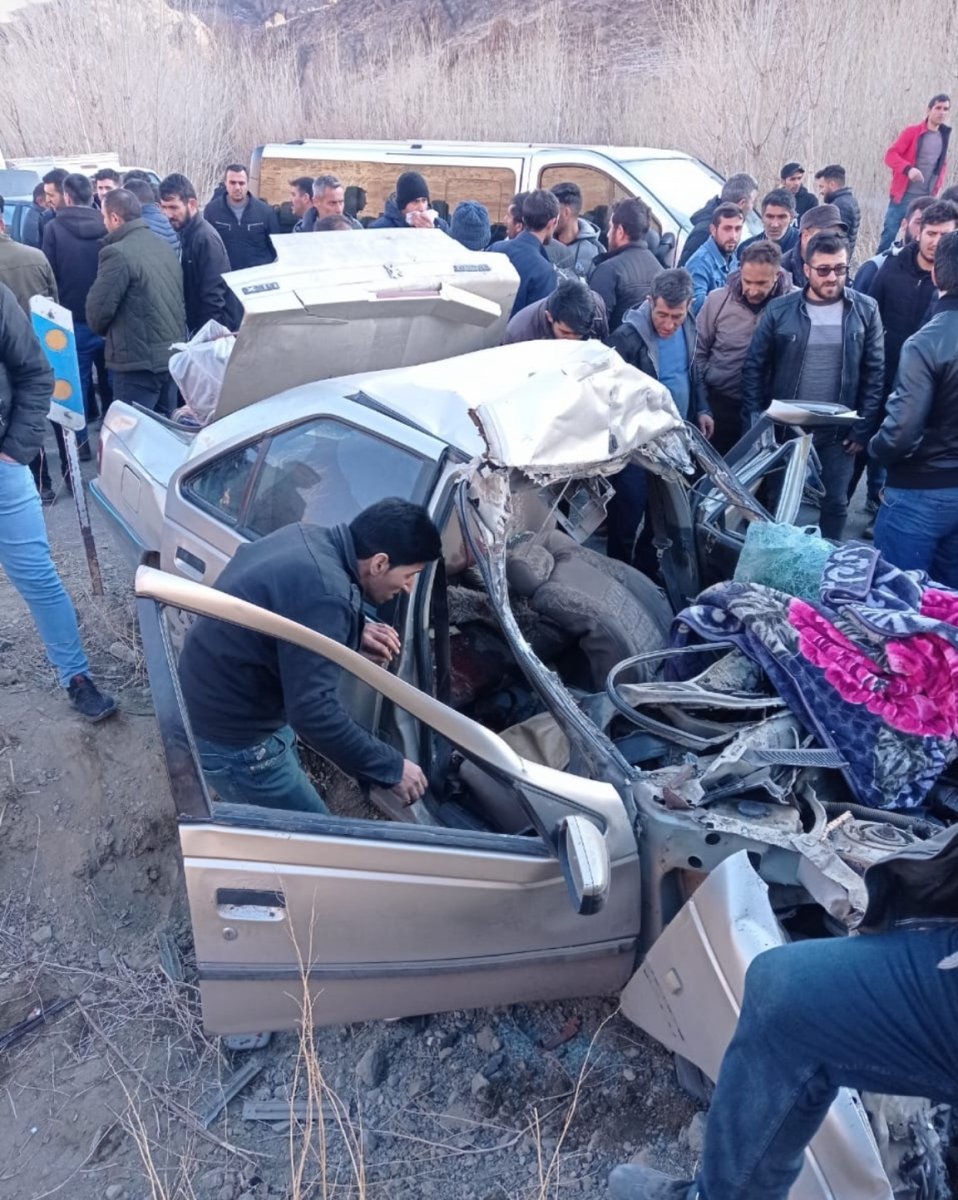 İran da feci kaza: 4 ölü, 1 yaralı #1