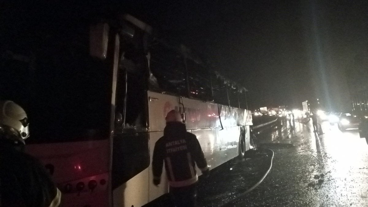 Antalya da seyir halindeki yolcu otobüsü alev aldı #1