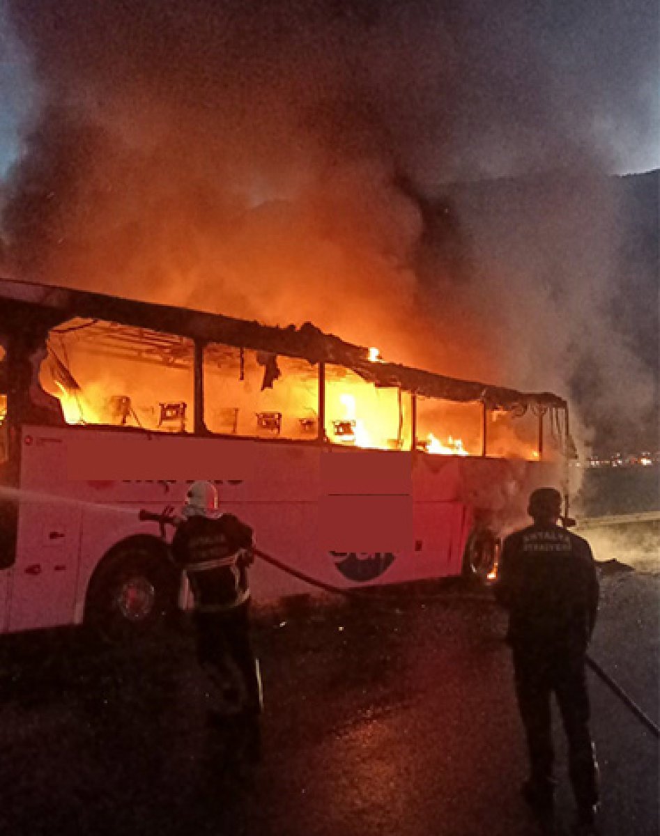 Antalya da seyir halindeki yolcu otobüsü alev aldı #4