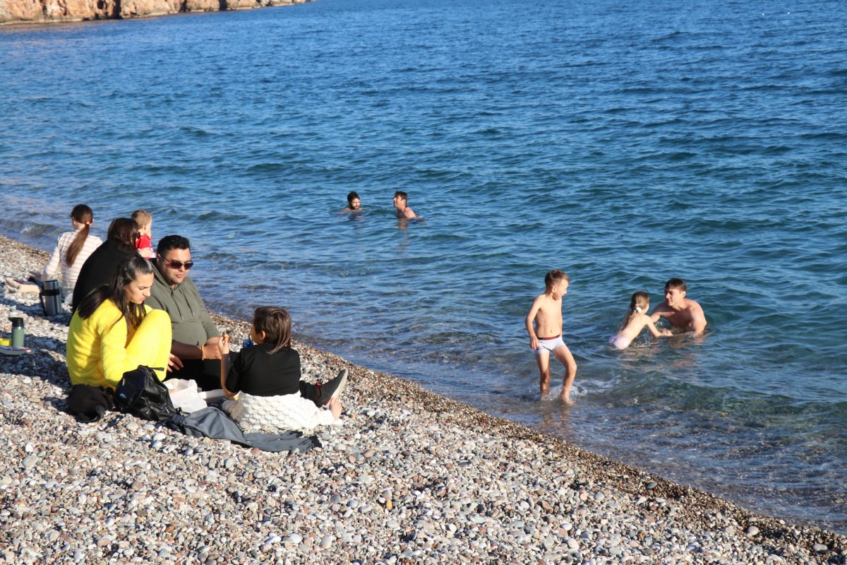 Antalya da vatandaşlar, Konyaaltı Sahili ne akın etti #1