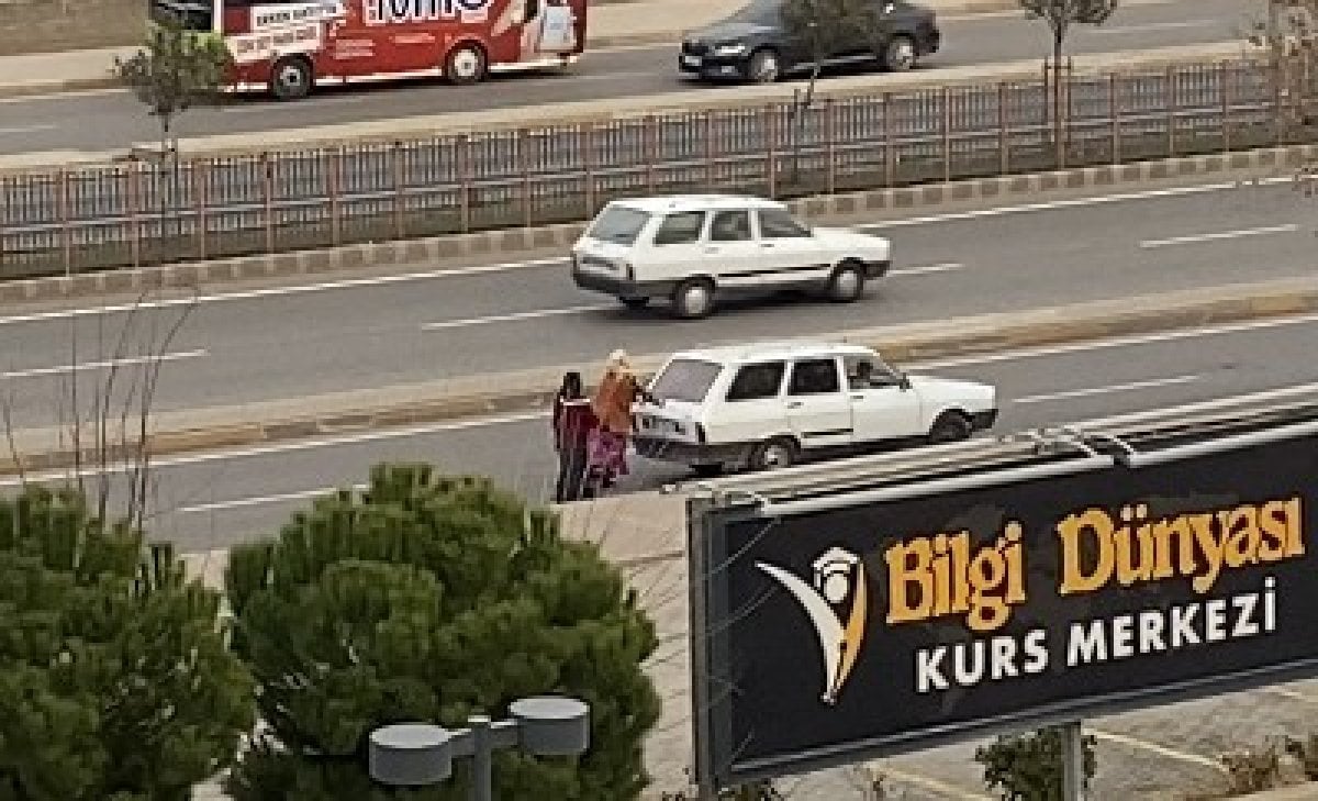 Diyarbakır da yolda yakıtı biten otomobili iki kadın itti #1