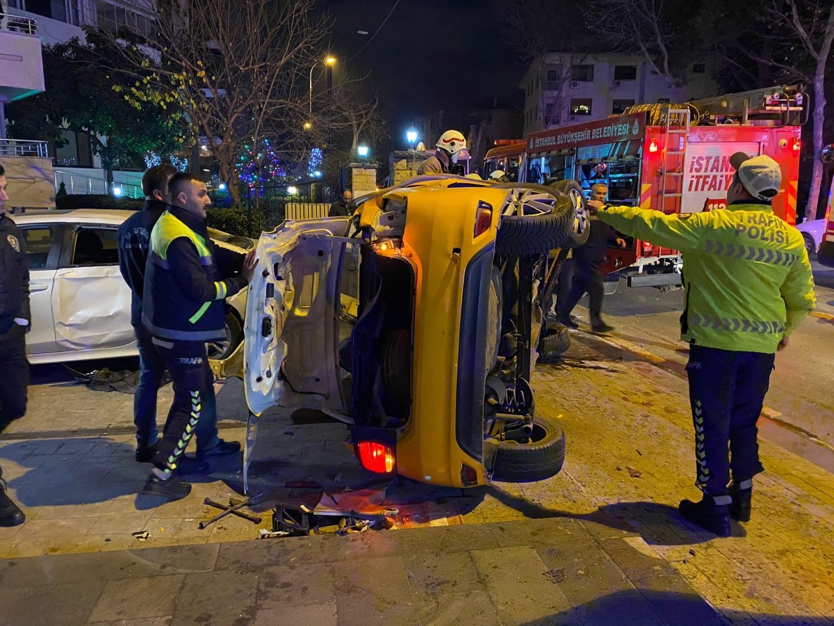 Kadıköy de ticari taksinin tavanı koptu: 3 ü ağır 4 yaralı #1