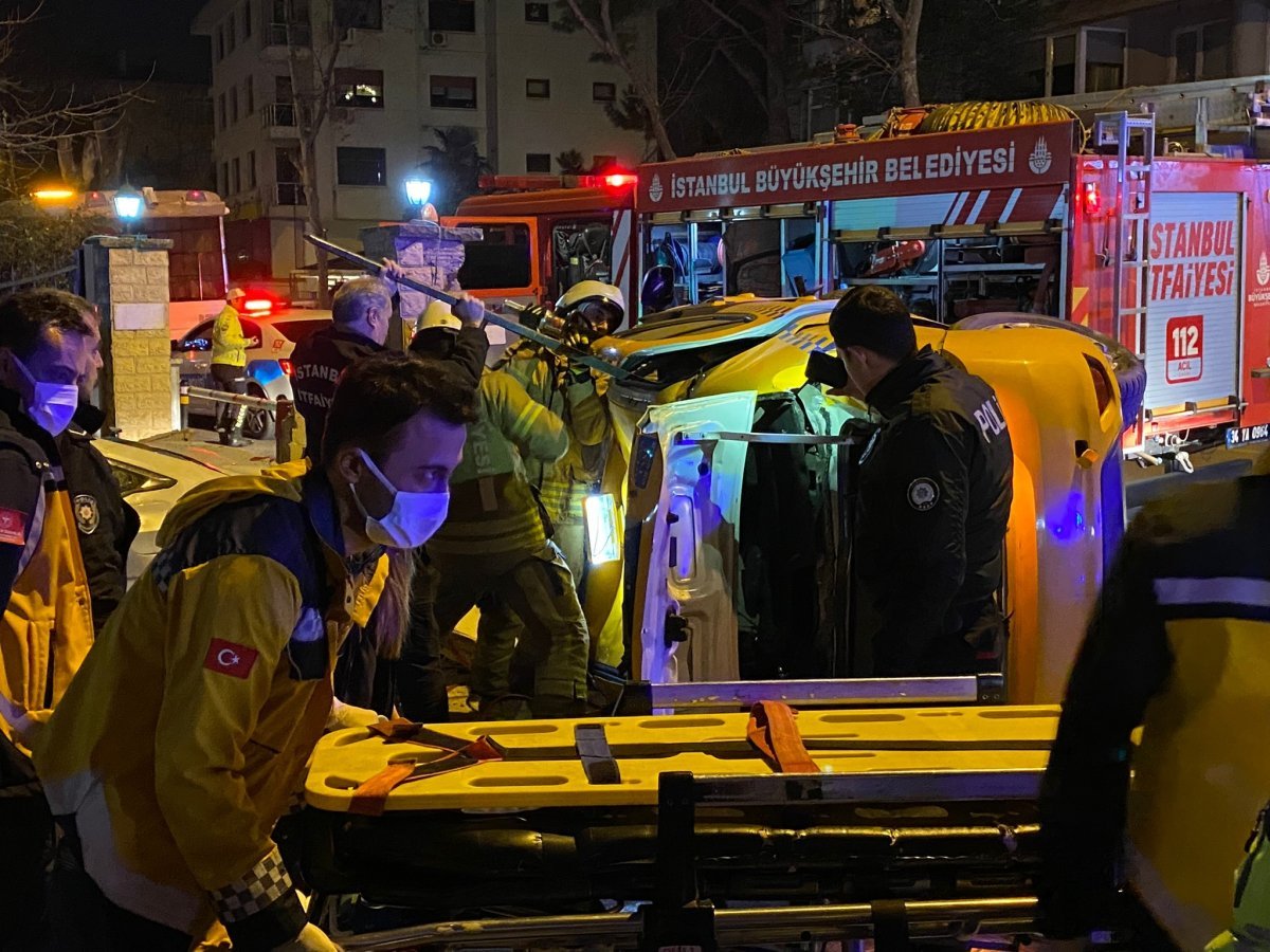 Kadıköy de ticari taksinin tavanı koptu: 3 ü ağır 4 yaralı #2