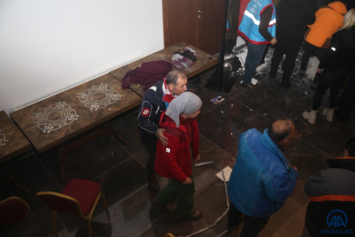 Sarıkamış ta bir otelin tavanı çöktü: Yaralılar var #12