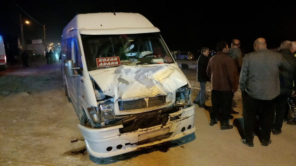 Adana da yolcu minibüsü ile otomobil çarpıştı  #1
