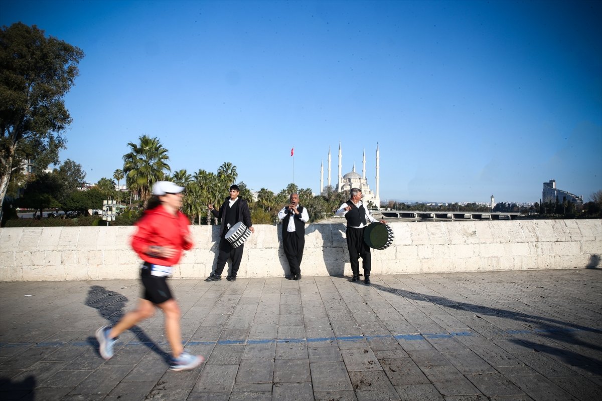 Adana daki maratonda koşuculara ciğer ikram edildi #7