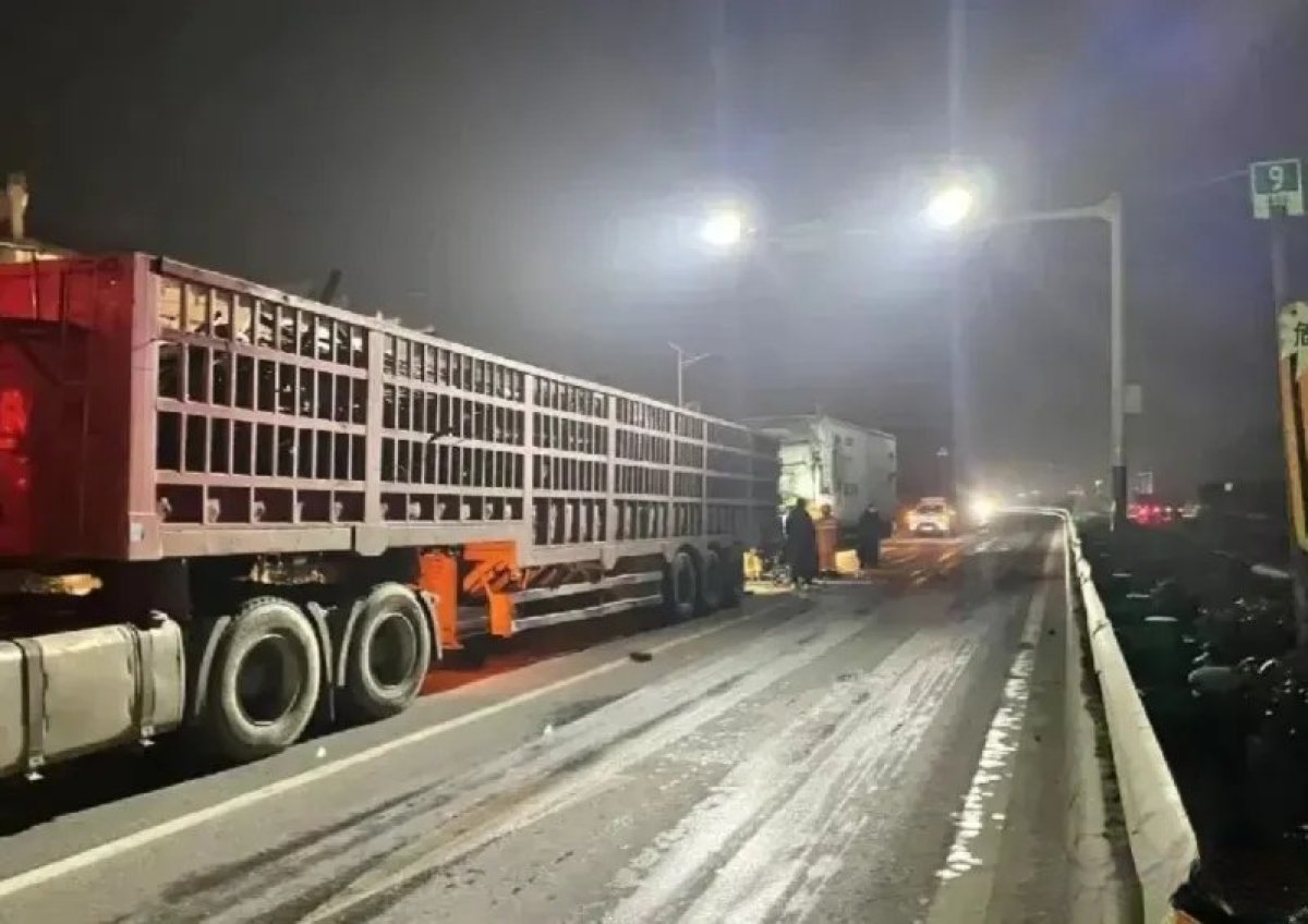 Çin de kamyon taziye çadırına daldı: 17 ölü #1