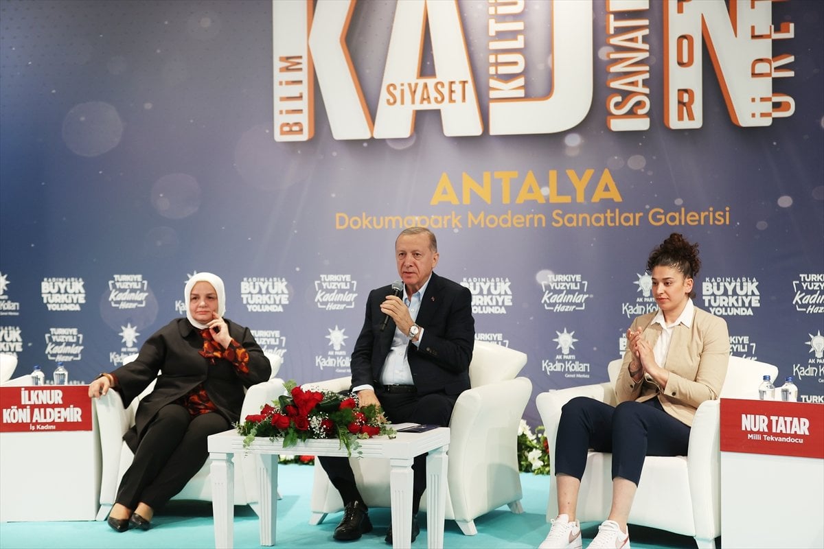 Cumhurbaşkanı Erdoğan, Antalya da kadınlarla bir araya geldi #1