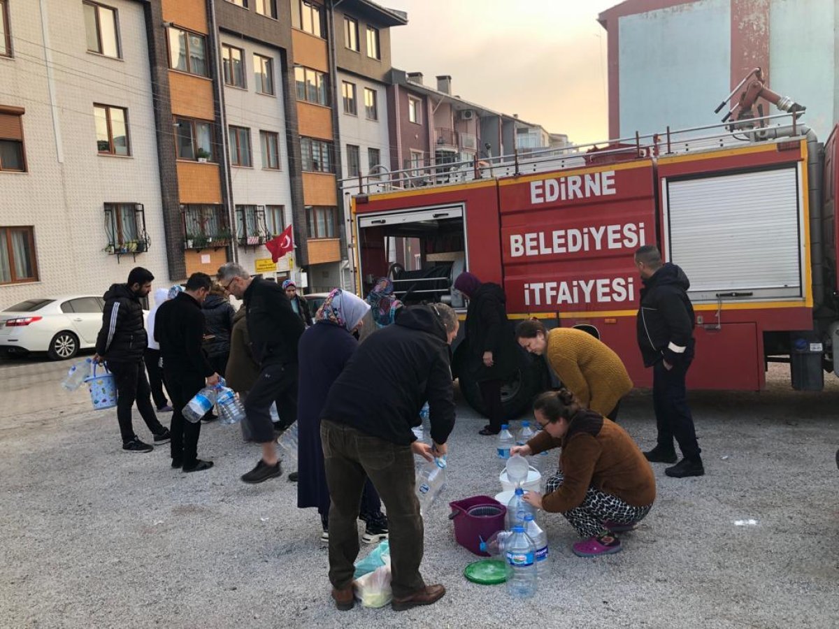 Edirne de su kesintisi: Halk bidonlarla su kuyruğuna girdi #2