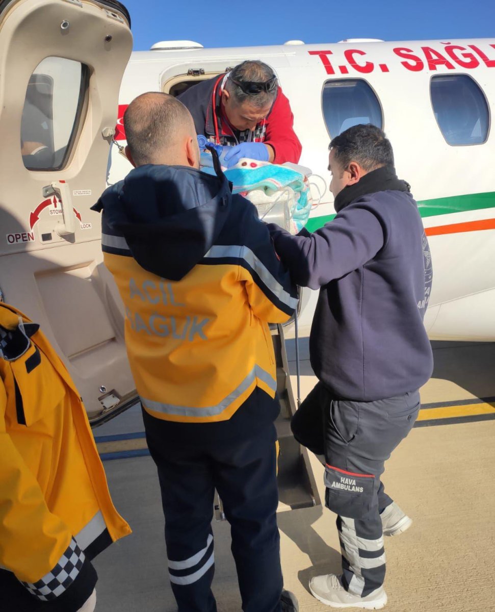 Ambulans uçak, Mardin deki Zehra bebek için havalandı #2