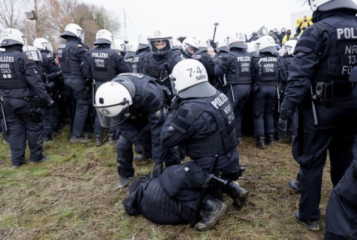 Almanya da kömür madeni protestosunda polisten eylemcilere sert müdahale #3
