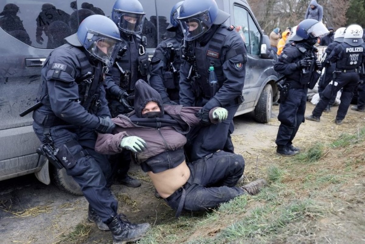 Almanya da kömür madeni protestosunda polisten eylemcilere sert müdahale #4