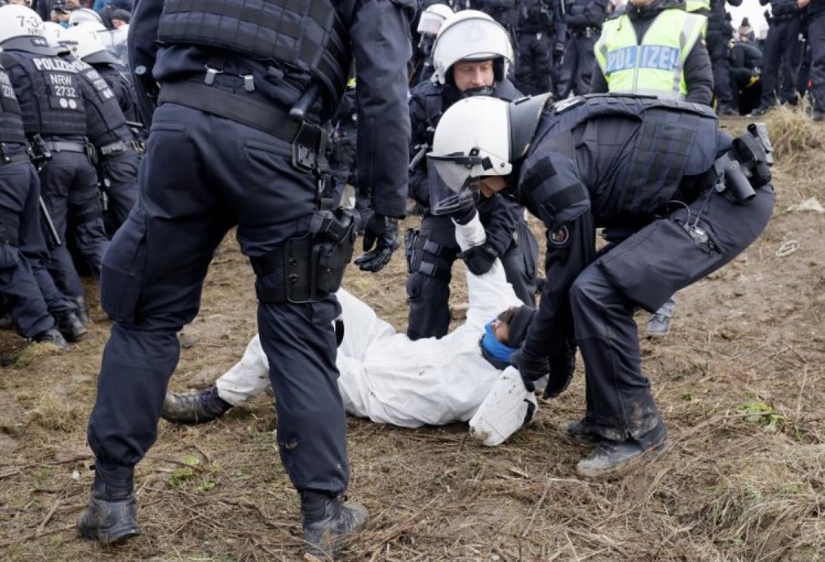 Almanya da kömür madeni protestosunda polisten eylemcilere sert müdahale #2