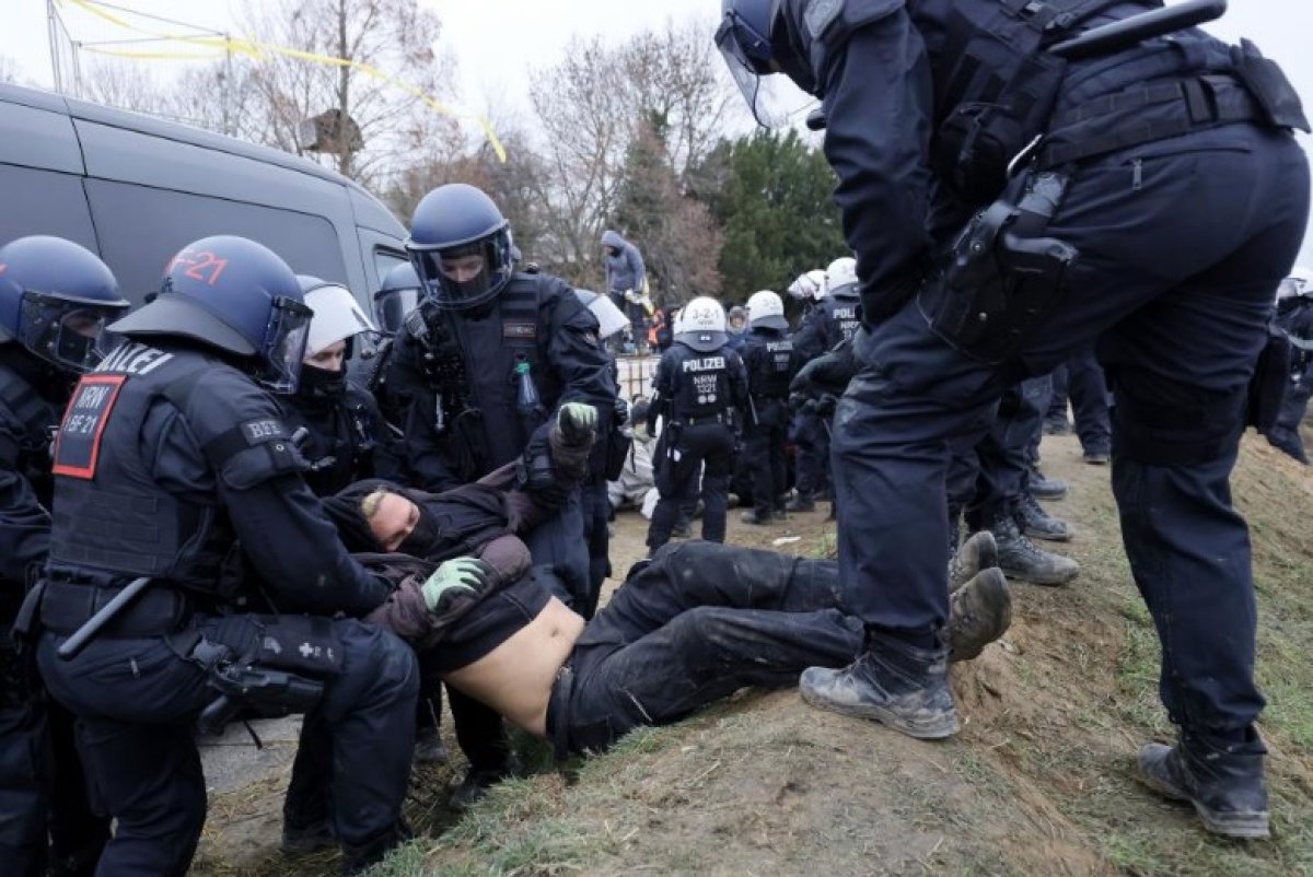 Almanya da kömür madeni protestosunda polisten eylemcilere sert müdahale #5