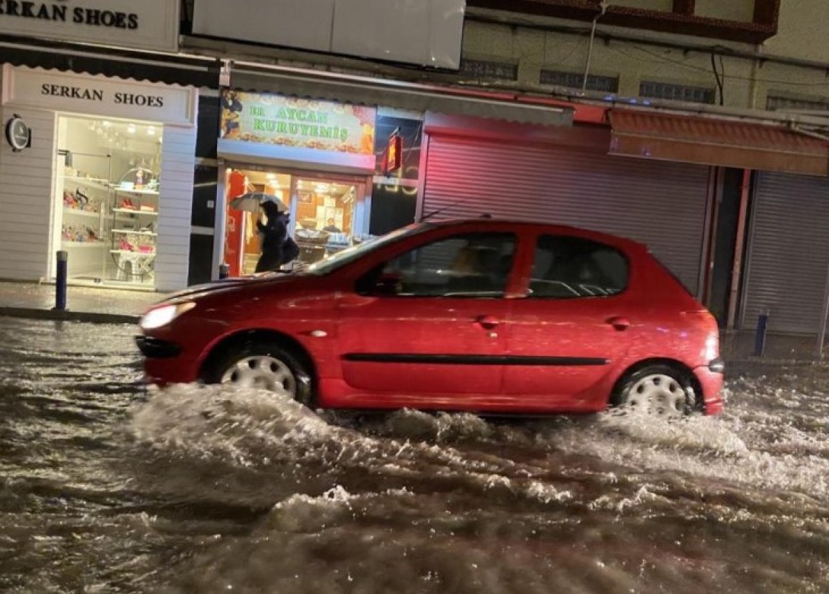 İzmir’de sağanak yağış etkili oldu #1
