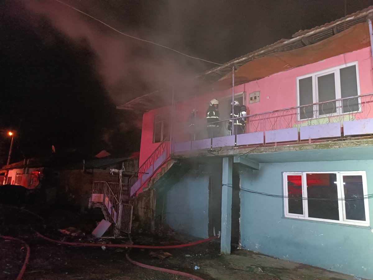 Düzce de evi yanan aile: Evimizi yakanı bulun #1