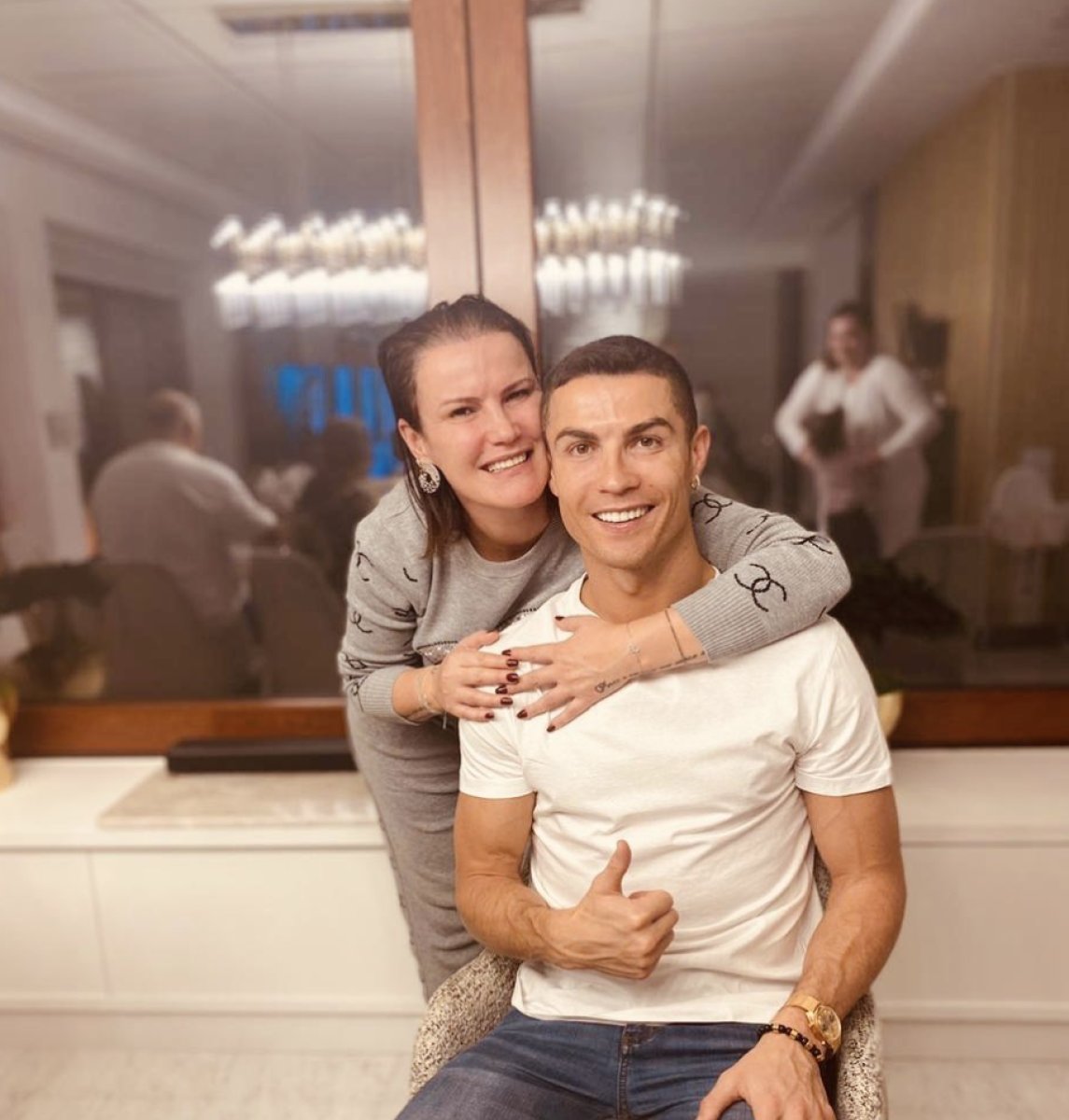Ronaldo nun 49 yaşındaki kız kardeşi cesur pozlarıyla mest ediyor!  49 yaşında bu fizik şaka mı  #2