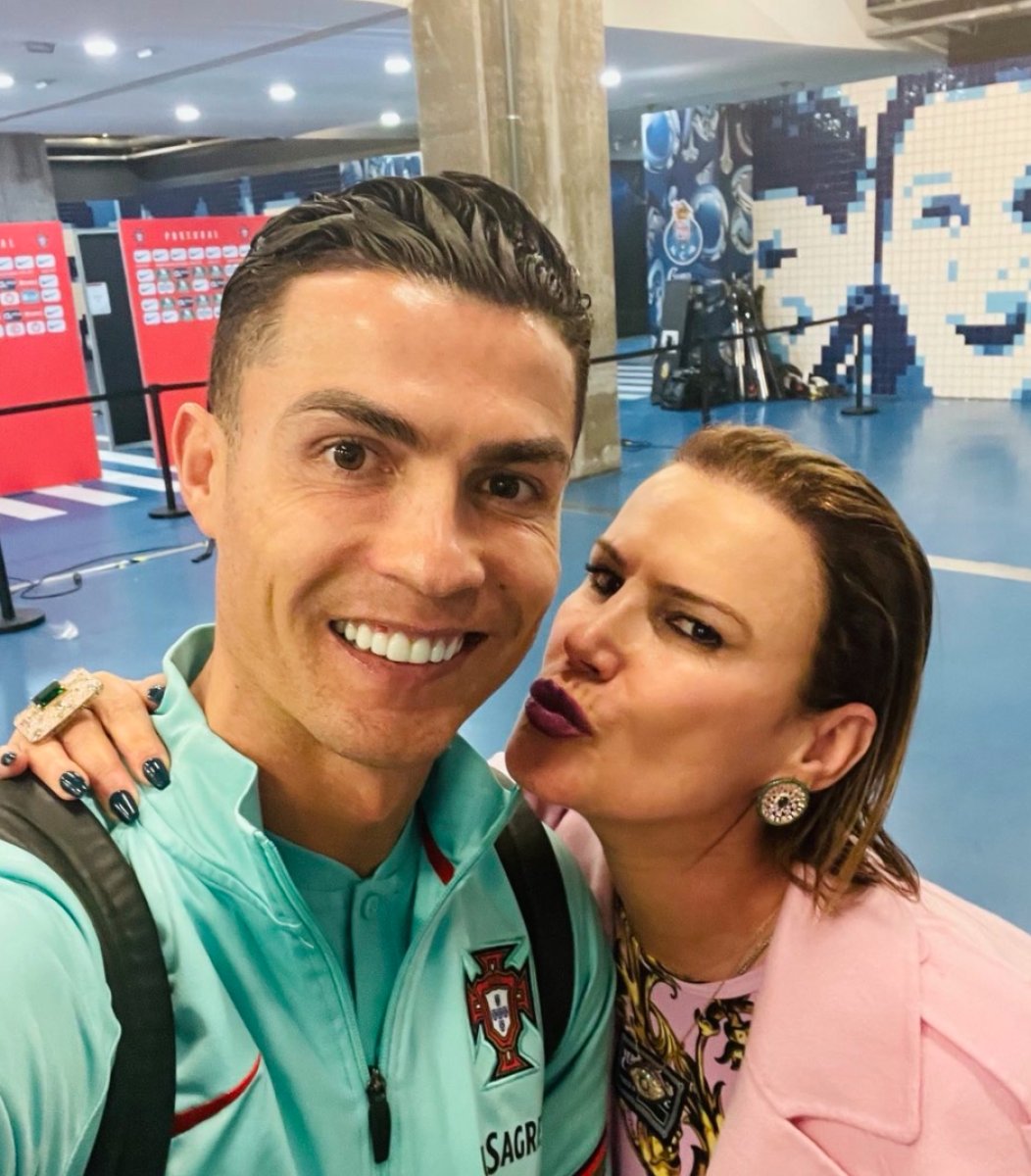 Ronaldo nun 49 yaşındaki kız kardeşi cesur pozlarıyla mest ediyor!  49 yaşında bu fizik şaka mı  #9