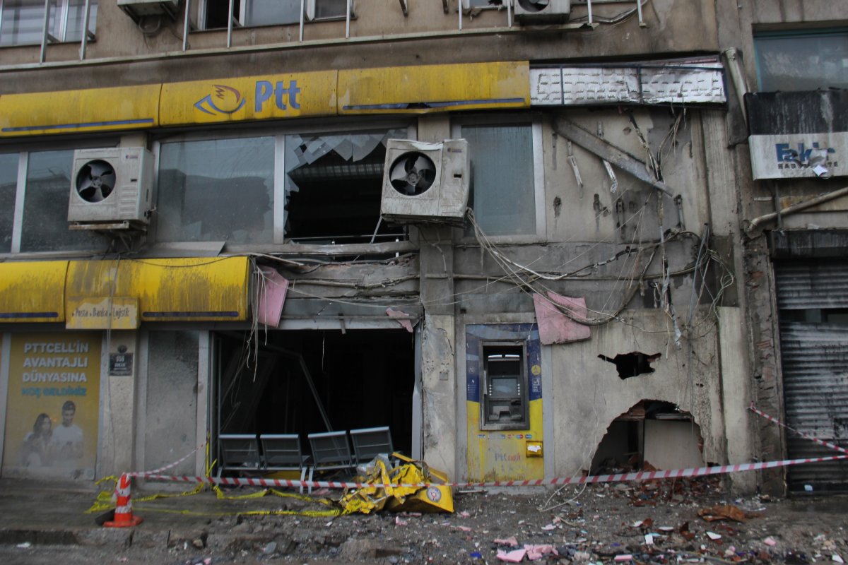 İzmir deki eski emniyet binası çöktü #2
