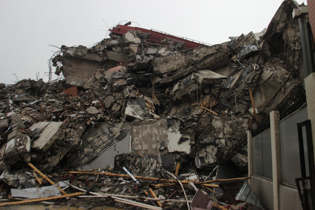 İzmir deki eski emniyet binası çöktü #3