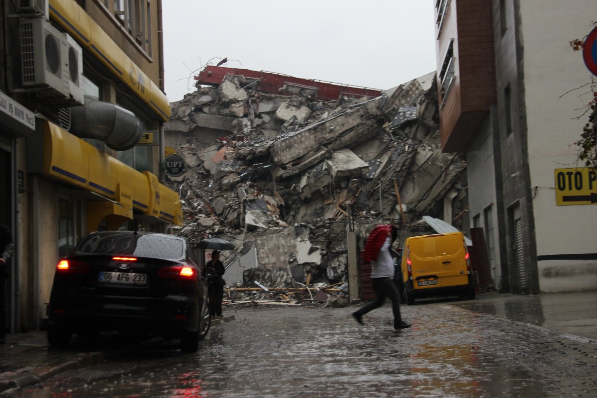 İzmir deki eski emniyet binası çöktü #1