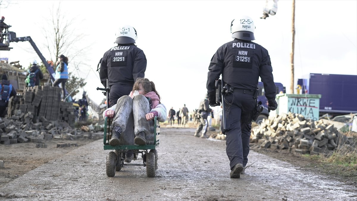 Almanya da polis, maden köyündeki çevrecilere müdahale etti #3