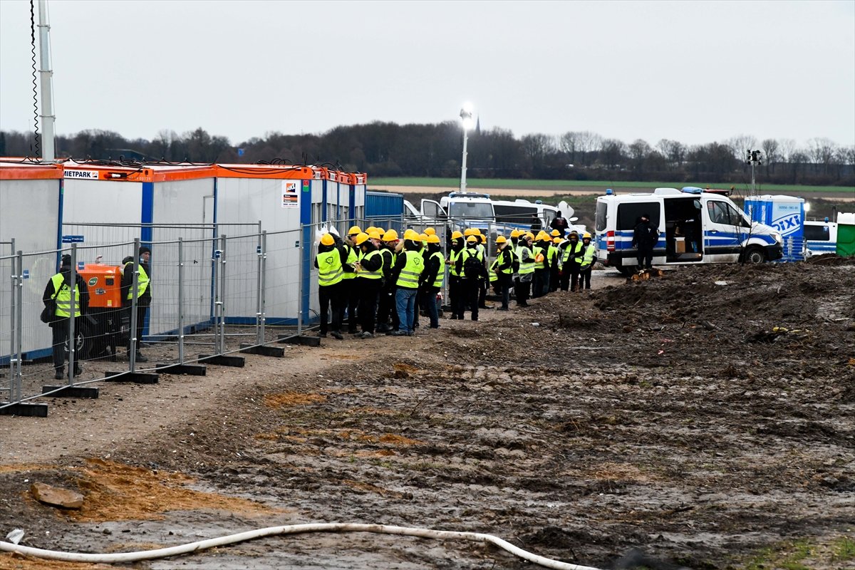 Almanya da polis, maden köyündeki çevrecilere müdahale etti #38